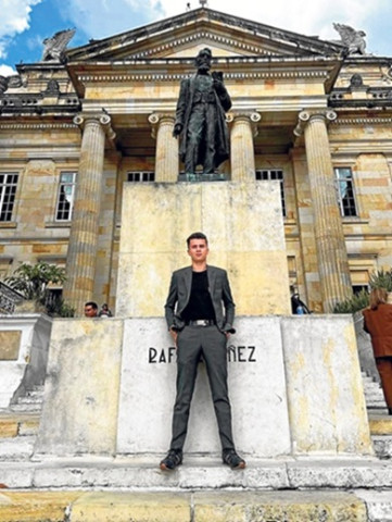 Orgullo por su egresado La Foto | Cortesía | LA PATRIA