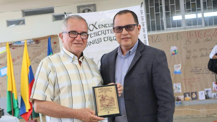 El rector de la Normal Sagrado Corazón, Gabriel Andrés Giraldo, hizo entrega al escritor y periodista José Miguel Alzate de un pergamino con motivo de la celebración de la Semana del Libro
