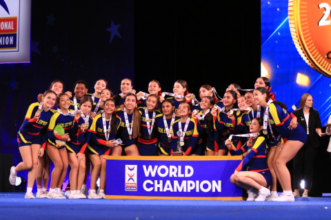 Equipo de Porrismo con medallas de oro