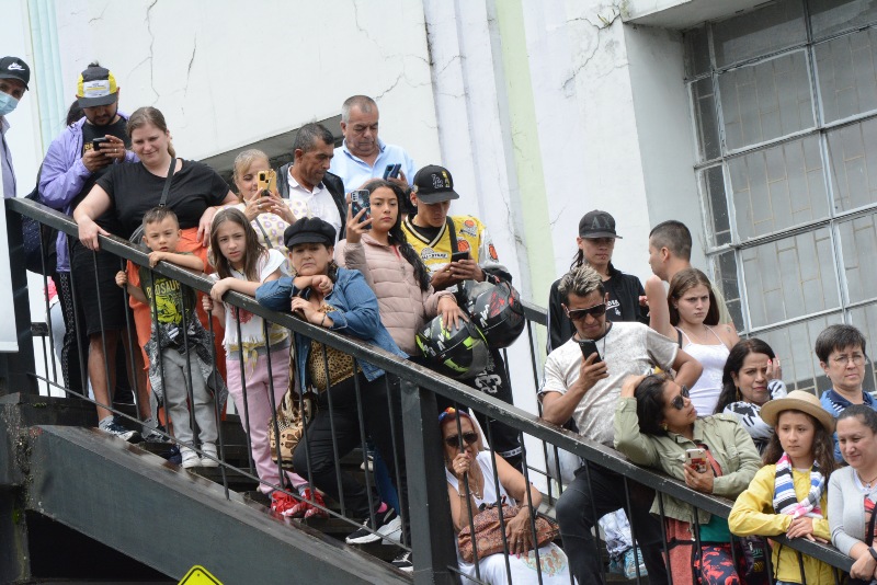 El público buscó el mejor lugar para registrar a sus favoritas.