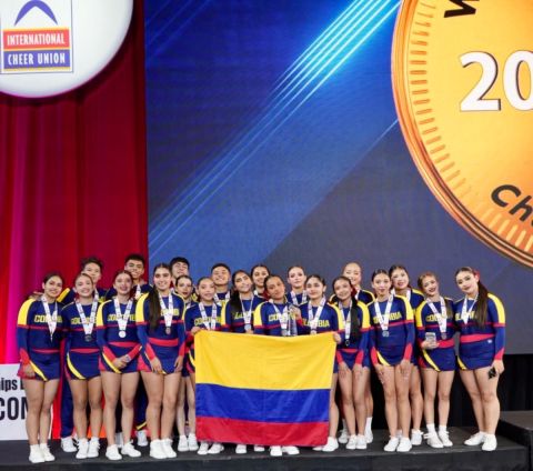 Selección de porrismo con bandera de Colombia 