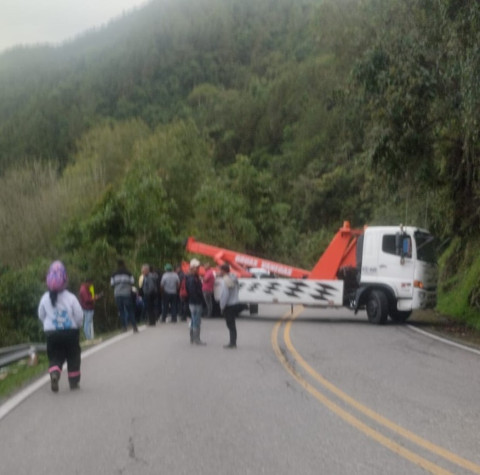 Atravesado en la vía