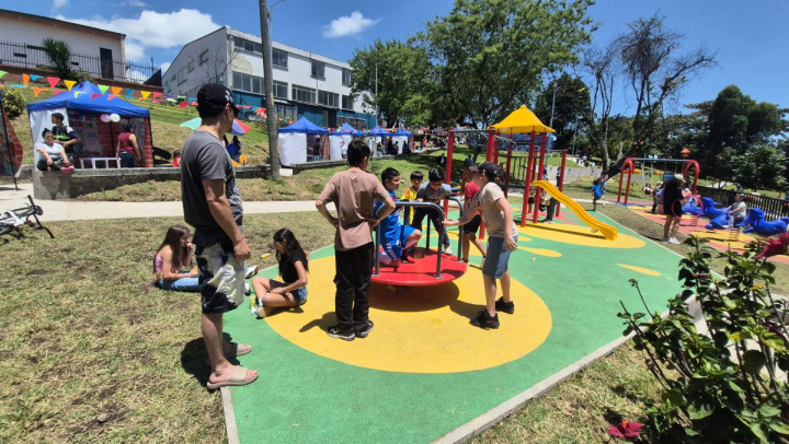 Al mediodía del pasado sábado (9 de mayo) las atracciones del parque de La Enea estaban repletas de niños jugando.
