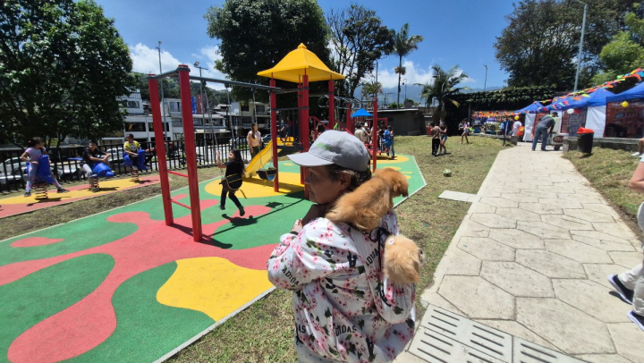 Mascotas también pueden disfrutar de un espacio de entrenamiento en el parque de La Enea, que cuenta con 152 árboles.