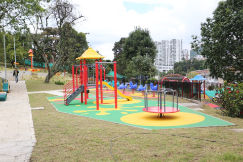 Cuatro zonas de juegos infantiles, con tapetes de caucho sintético, se construyeron en el parque de La Enea.