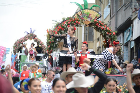 Polonia a diferencia de sus compañeras optó por un vestido corto.