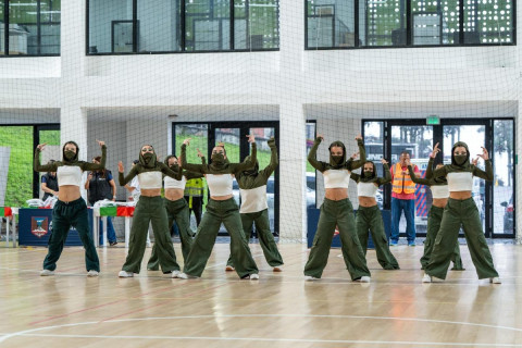 Con el fin de dinamizar el evento, la Selección Manizales de porrismo presentó una muestra artística llena de energía para el público.