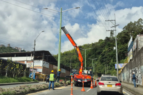 Los postes se instalaron entre abril y julio del 2025. Sus luminarias se encendieron en agosto y las estructuras multicolores funcionan desde octubre.