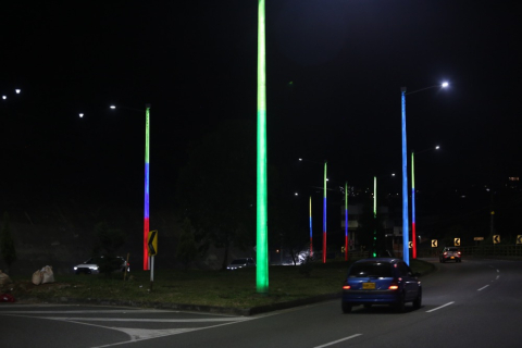 Los colores de los postes pueden variar. Por ejemplo, en la imagen se aprecian varios con los de la bandera de Colombia, otro con la bandera de Caldas y otro azul.