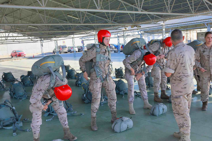 La princesa Leonor y sus compañeros recibieron el diploma y el distintivo de Cazador Paracaidista. 