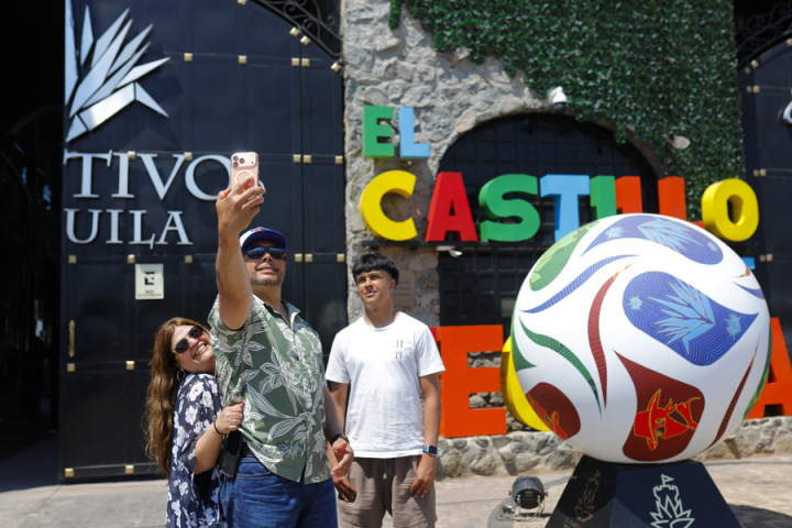 Pueblo mexicano de Tequila espera su recuperación económica con el turismo mundialista