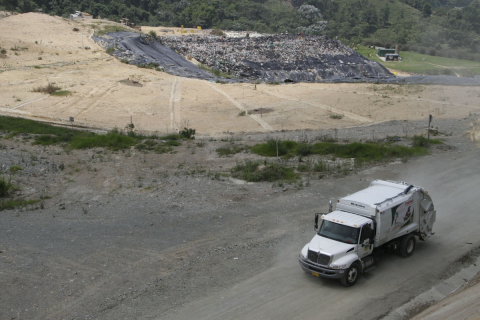 En la foto, el relleno sanitario La Esmeralda, en Manizales. Recibe desechos de 23 municipios de Caldas, Risaralda, Antioquia y Tolima.
