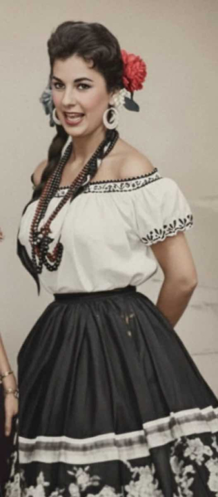 El diseño del empaque del café Relikia está inspirado en una fotografía de Luz Marina Zuluaga, con su traje de chapolera en el año que fue Miss Universo 1958. Es así como el legado de una reina vuelve a florecer entre montañas y café.
