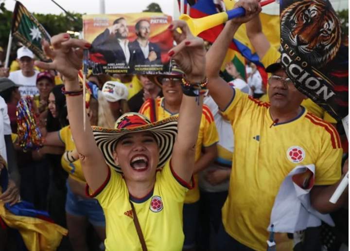 Ciudadanos lucen la camiseta de la selección Colombia durante la primera vuelta a la Presidencia en respaldo a la candidatura de Abelardo de la Espiella.