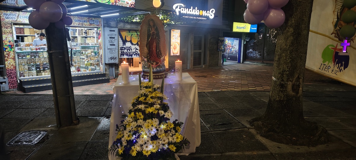 En el tercer misterio la imagen religiosa contó con cirios y un ramo de flores.