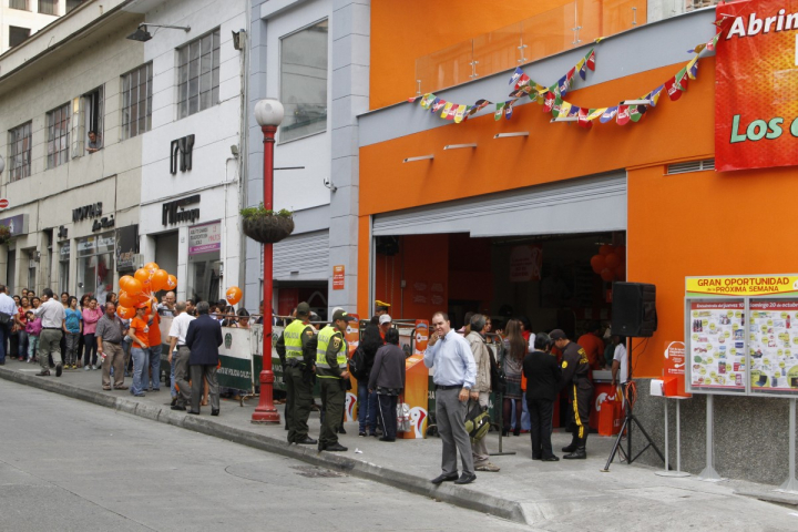En la foto, una tienda de Ara en el Centro de Manizales.