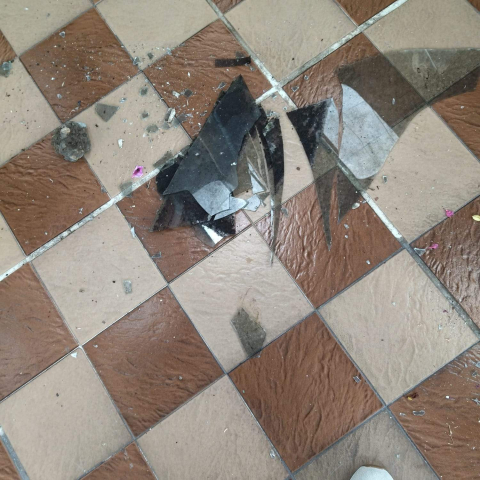 Tiran piedras desde las góndolas del cable