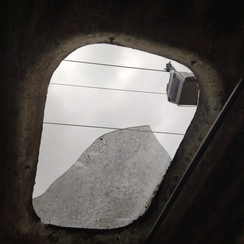 Están tirando piedras desde las góndolas del cable. 