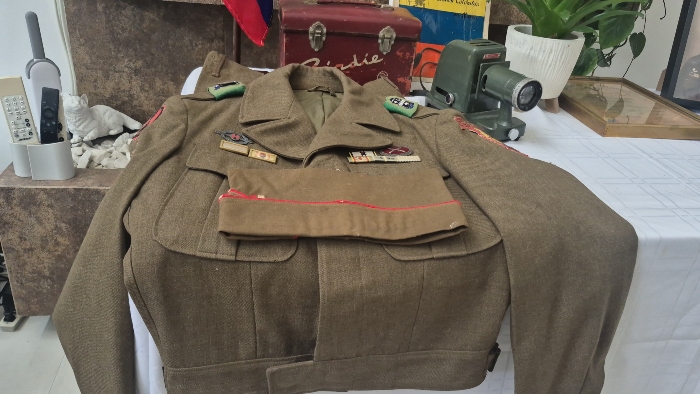 En su residencia, Rodrigo Villescas conserva uniforme, fotografías y equipos utilizados durante su servicio en el conflicto.
