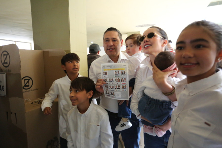 Mauricio Lizcano votó el pasado 31 de mayo en Manizales en compañía de su esposa y sus cinco hijos. 
