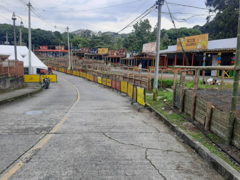 La vía está cerrada por una actividad de la Feria de Manizales 2025. La Alcaldía sugiere un camino provisional.