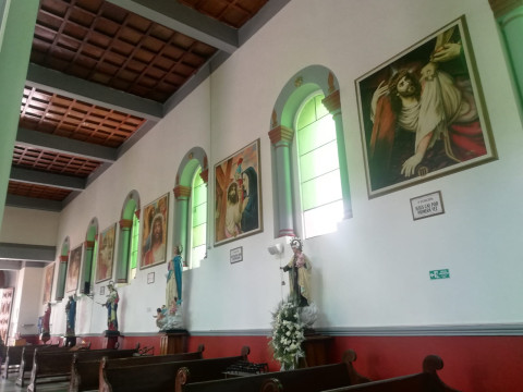 Viacrucis del templo La Candelaria, pintado y donado por el artista Gonzalo Díaz Ladino.
