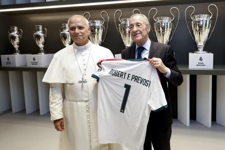 El papa León XIV es recibido por el presidente del Real Madrid Florentino Pérez antes del encuentro con la comunidad diocesana, este lunes en el estadio Santiago Bernabéu, en Madrid. 