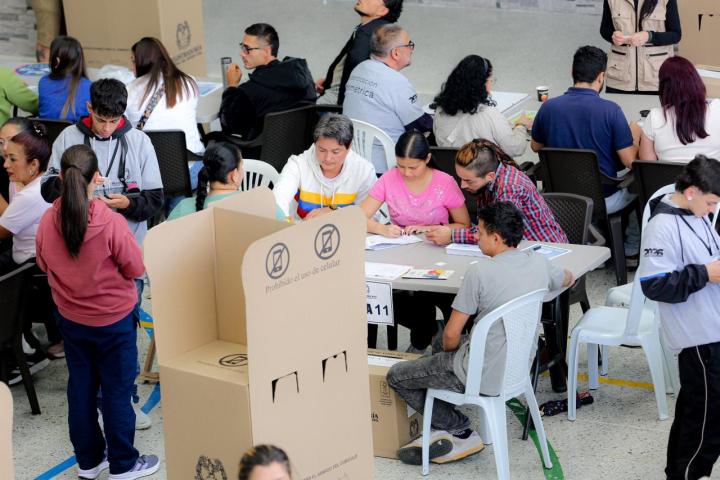 Recorrido por puestos de votación en Manizales por las elecciones a la Presidencia de Colombia. 