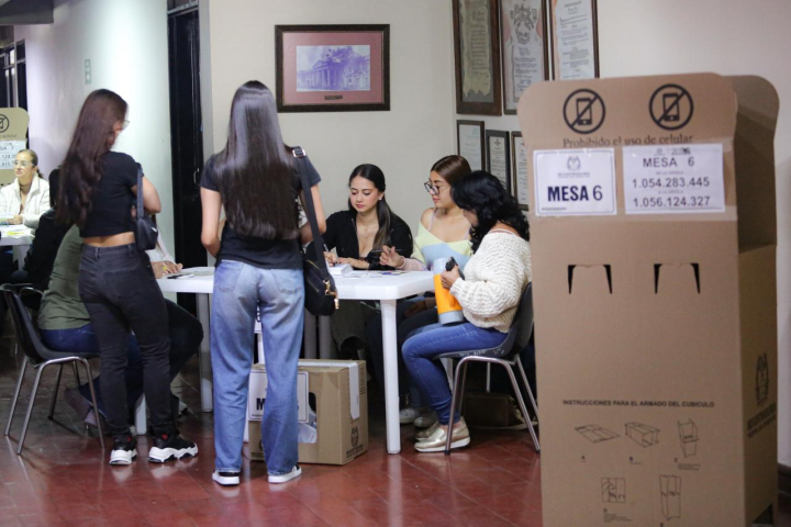 Recorrido por puestos de votación en Manizales por las elecciones a la Presidencia de Colombia. 