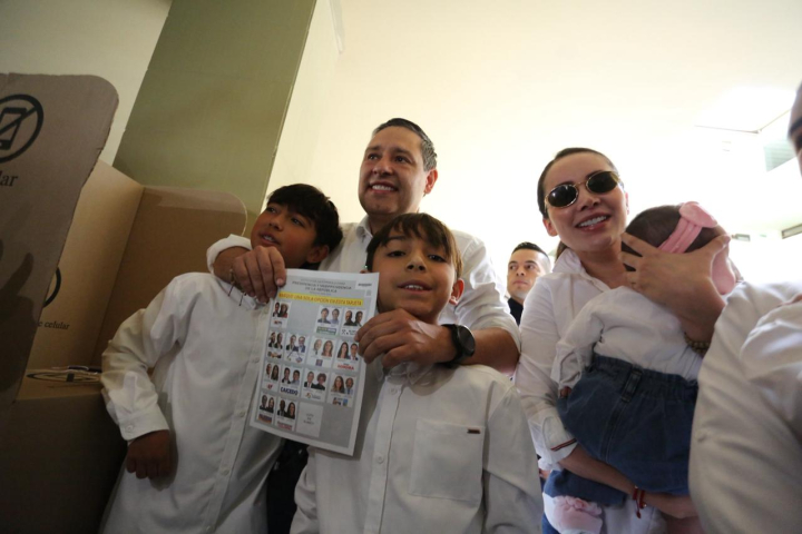 Mauricio Lizcano votando en Manizales