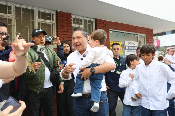 Mauricio Lizcano votando en Manizales