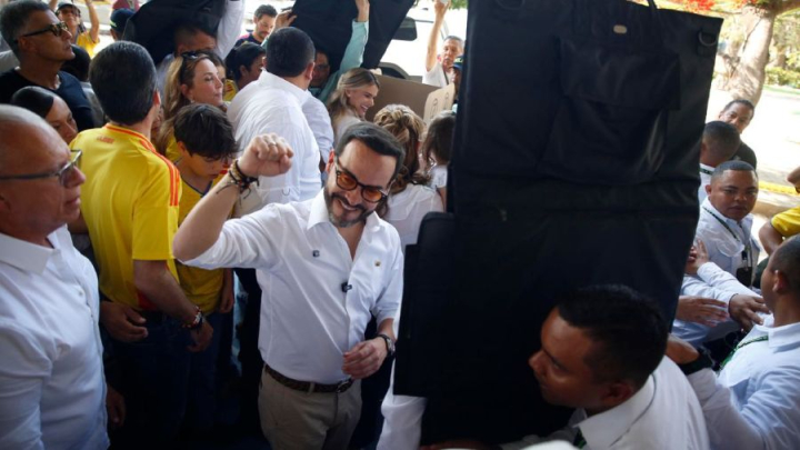 Abelardo de la Espriella, candidato a la Presidencial de Defensores de la Patria, saluda a sus seguidores en Barranquilla antes de depositar su voto en la primera vuleta presidencial.
