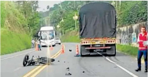 A la altura de la estación de servicio La Paz salió una motocicleta Suzuki roja, conducida por un hombre, quien llevaba como pasajera a Aracelly Rodrígue