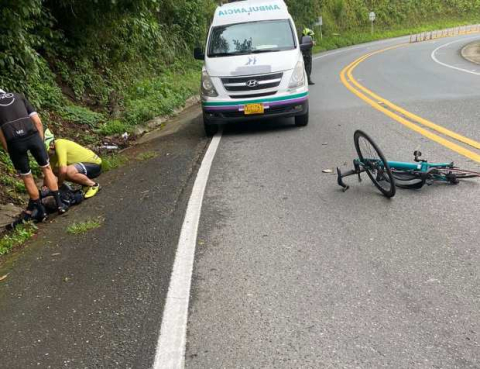 Fotos|Archivo| LA PATRIA El accidente ocurrió bajando a La Manuela, vía Manizales-Medellín. El carro rojo arrolló al ciclista.