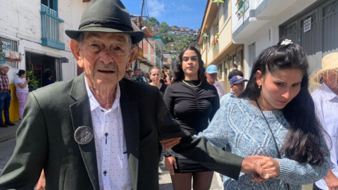 Los 40 viajeros escogidos serían miembros de los asilos y el Centro Vida, según la Alcaldía. En la foto, el homenaje de la Alcaldía de Neira (Caldas) a sus adultos mayores en diciembre del 2025.