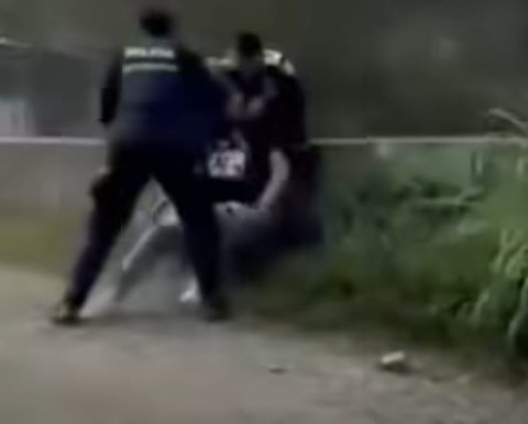 El motociclista terminó detenido por violencia contra servidor público.