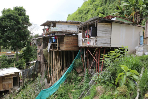 Estas son algunas viviendas de bahareque construidas en la zona. Según la comunidad, la cañada La Camelia atraviesa la zona.