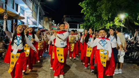 Las bandas se tomaron las calles del municipio la noche del sábado
