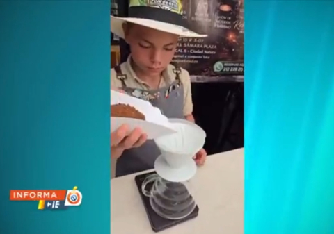 El niño de 11 años que sorprende con su talento en el café