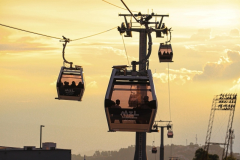 Vista de un atardecer y de la línea 3 del cable aéreo de Manizales, cerca del estadio Palogrande.