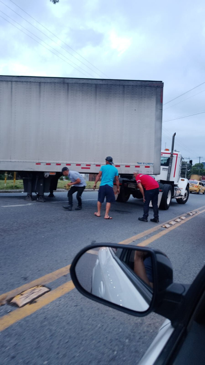 Camión varado La Romelia - El pollo