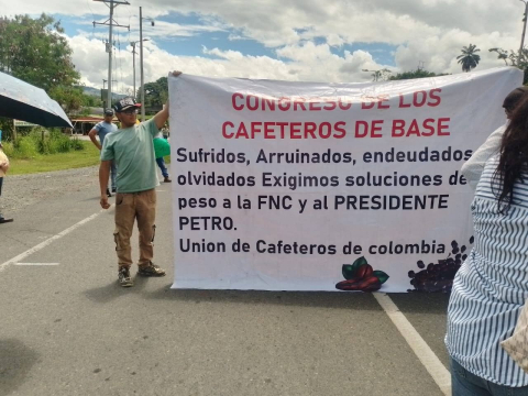 campesinos bloquean vía