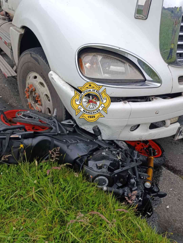 Choque vía a Bogotá. Fotos de Bomberos
