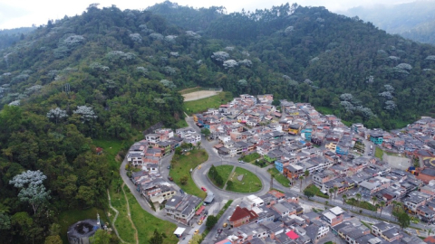 La parte alta del barrio El Caribe y la Reserva Natural de Monteleón, en la Comuna Ciudadela del Norte de Manizales, se unen para formar una frontera entre lo natural y lo urbano.