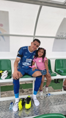 La familia de Alisson Rodríguez Ayala asegura que ha recibido comentarios positivos de hinchas de Junior, Nacional y Pereira. En la foto, la niña con el arquero Joan Parra.