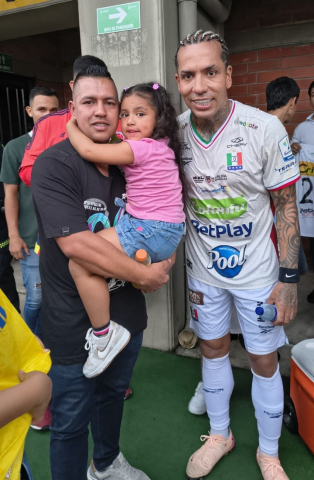 Dayro Moreno es uno de los jugadores que se acercó a darle ánimos a Alisson Rodríguez Ayala. Juan Carlos Rodríguez, el padre, les agradeció a todas las personas que han estado atentas a su hija.