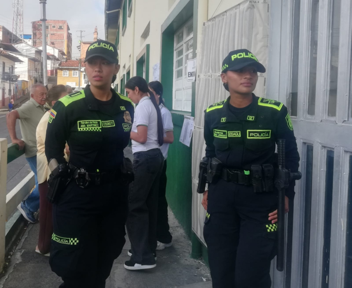 Los integrantes de la Policía cumplen con su labor, para garantizar normalidad durante el desarrollo de las actividades.