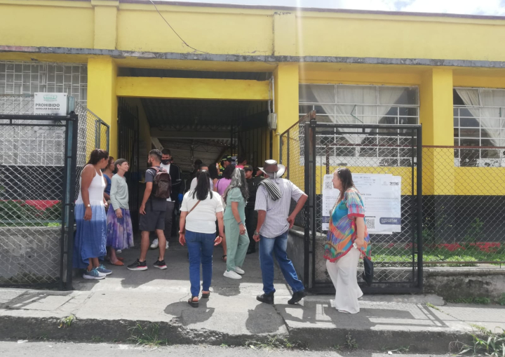 Los ciudadanos se acercan con tranquilidad a sufragar, en la escuela Pío XIl de Riosucio.