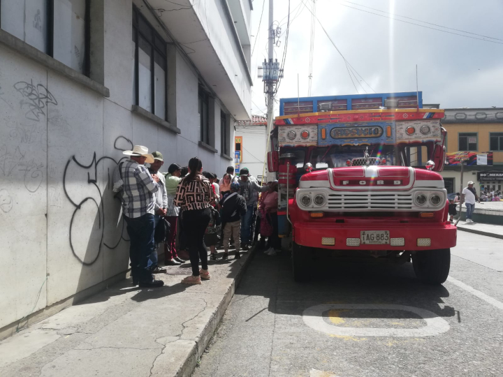 Cada vez que hay elecciones, la tradicional chiva es un vehículo solicitado para el transporte de los campesinos que votan en el área urbana.&nbsp;