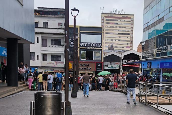 policias contra comerciantes en Periera